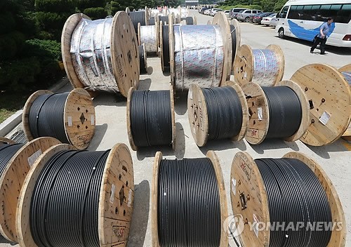 ▲ 검찰관계자들이 지난 30일 원전 가동 중단사태의 원인이 된 불량부품을 납품한 JS전선 사무실을 압수수색했다. 사진은 사무실 인근에 놓여 있는 케이블 제품 ⓒ연합뉴스