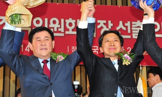 ▲ 새누리당 최경환 원내대표(좌)와 김기현 정책위의장. ⓒ이종현 기자