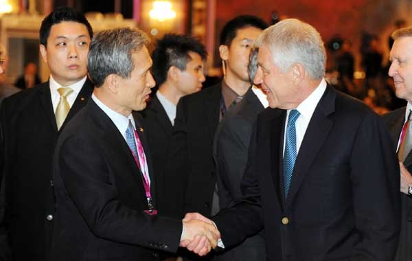 ▲ 싱가포르에서 열린 샹그리라 회의 전 만찬에서 만나 악수를 나누는 김관진 국방장관과 척 헤이글 美국방장관.