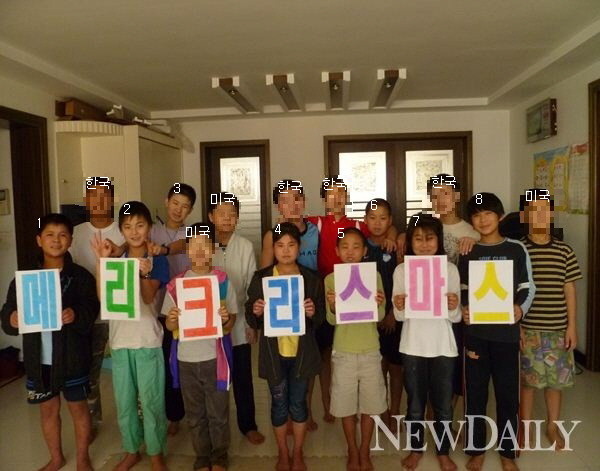 ▲ 수잔 솔티 북한자유연합 대표가 전해준 지난 2011년 성탄절 중국에 함께 모여 있을 때 찍은 탈북 청소년 15명의 사진이다.  1. 문철(23) 2. 이광혁(18) 3. 박광혁(18) 4. 장국화(16) 5. 류철령(16) 6. 류광혁(19) 7. 노예지(15) 8. 정광영(20) 이 사진에는 없는 함흥 출신 백영원(20)은 2013년 2월에야 합류해 이 사진에 없다. 이중, [한국], [미국] 표시는 각각 그 나라로 갔다는 것을 의미한다.