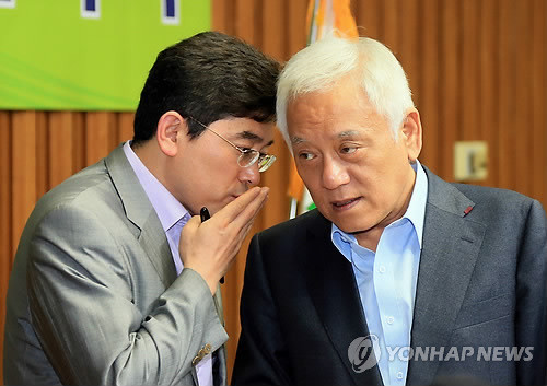 ▲ 김한길 민주당 대표가 3일 오전 국회에서 열린 제1차 당무위원회의에서 보고를 받고 있다. ⓒ연합뉴스