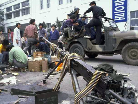 ▲ 5.18 당시 LMG 총과 시위대의 모습.