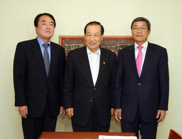 ▲ 송현승 뉴스Y 대표(좌), 이경재 방통위 위원장, 배석규 YTN 대표(우)ⓒ방송통신위원회