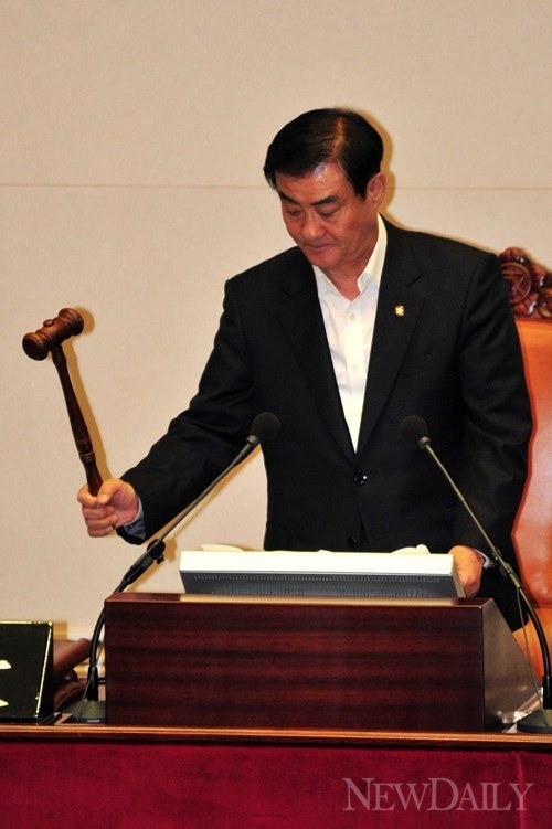 ▲ 강창희 국회의장이 3일 오후 국회 본회의에서 노타이 차림으로 의사봉을 두드리며 안건들을 처리하고 있다. ⓒ뉴데일리