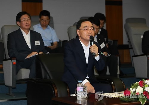 ▲ 원전 가동중단 사태의 여파로 전력 경보가 발령된 3일 오후 정홍원 국무총리가 서울 삼성동 한국전력거래소를 방문해 관제관람실에서 전력수요현황을 보고받은 뒤 차질없는 대책을 당부하고 있다. ⓒ 연합뉴스