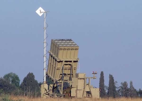 ▲ 포탄과 방사포 요격용 미사일 '아이언 돔'의 발사대. 20발의 '타미르' 미사일을 탑재하고 있다.