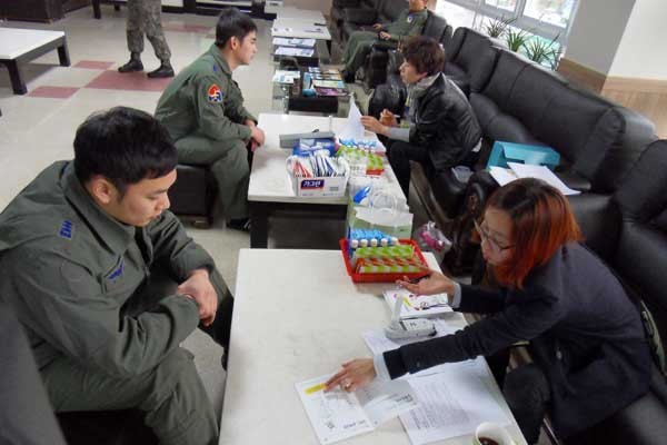 ▲ 금연클리닉 상담을 받고 있는 공군 조종사들.