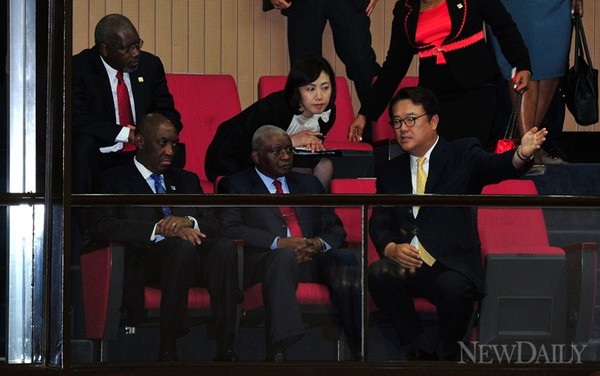 ▲ 중앙 : 아르만도 게부자 모잠비크 대통령