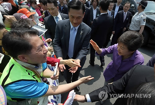 ▲ 대구수목원에서 열린 환경의 날 기념식을 마친 박근혜 대통령이 대구국가산업단지 기공식장으로 향하던중 승용차에서 내려 연도에 환영나온 시민들과 인사하고 있다. ⓒ 연합뉴스