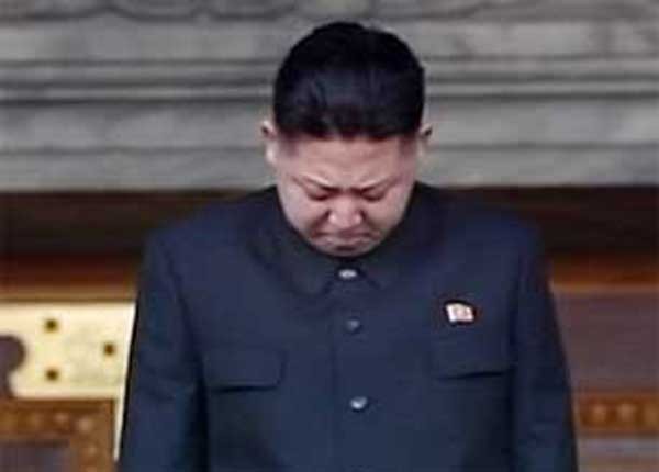 ▲ 김정일이 죽었을 때 고개 숙인 정은이. 유엔 대북제재 결의안 실행이 본격화되면 이런 모습을 자주 보게 될 것이다.