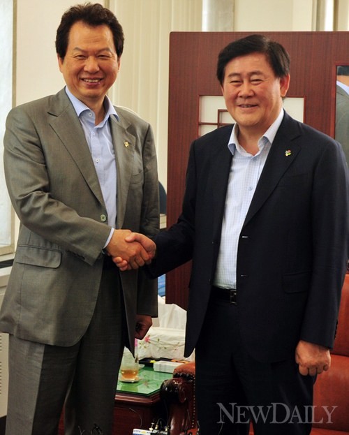 ▲ 왼쪽 서남수 교육부장관, 오른쪽 새누리당 최경환 원내대표