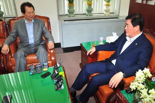 ▲ 왼쪽 서남수 교육부장관,  오른쪽 최경환 새누리당 원내대표