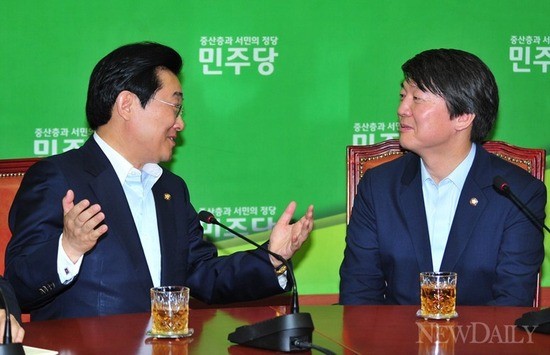 ▲ 민주당과 안철수 의원 측이 연일 신경전을 벌이고 있는 가운데 민주당 전병헌 원내대표(좌)와 안철수 의원이 회동을 갖고 인사를 나누고 있는 모습. ⓒ이종현 기자