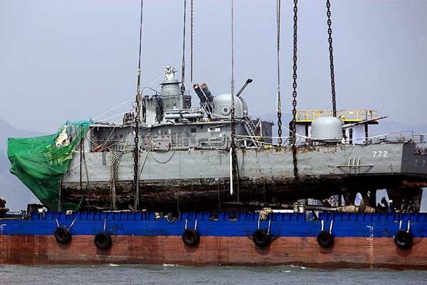 ▲ 2010년 4월 북한 어뢰에 폭침당한 초계함 천안함의 잔해. 이창복 (사)통일맞이 이사장도 참여했던 합동기자회견에서는 이것이 '정부의 음모'라고 주장했다.