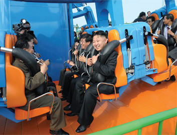 ▲ 주민은 굶어 죽어나가는데 놀이기구와 스키장 등 레저에 유독 관심을 집중하는 김정은. ⓒ