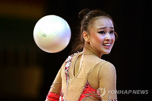▲ 지난 7일 우즈베키스탄 타슈켄트에서 열린 제6회 리듬체조 아시아선수권대회 개인종합 결선에서 손연재 선수가 볼 경기를 치르고 있다.