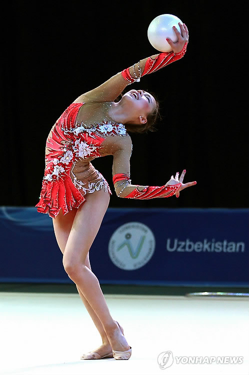 ▲ 지난 7일 우즈베키스탄 타슈켄트에서 열린 제6회 리듬체조 아시아선수권대회 개인종합 결선에서 손연재 선수가 볼 경기를 치르고 있다.