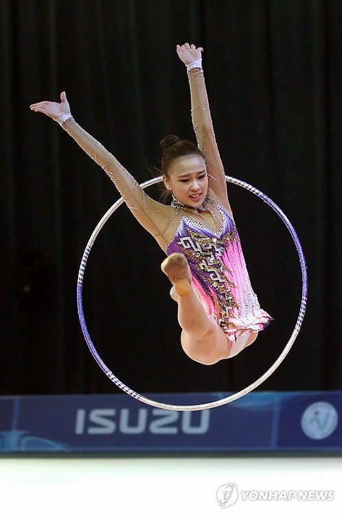 ▲ 후프 종목에서 경기를 펼치고 있는 손연재 선수.ⓒ연합뉴스