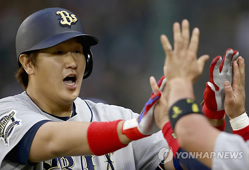 ▲ 동료와 환호하고 있는 이대호 선수.ⓒ연합뉴스