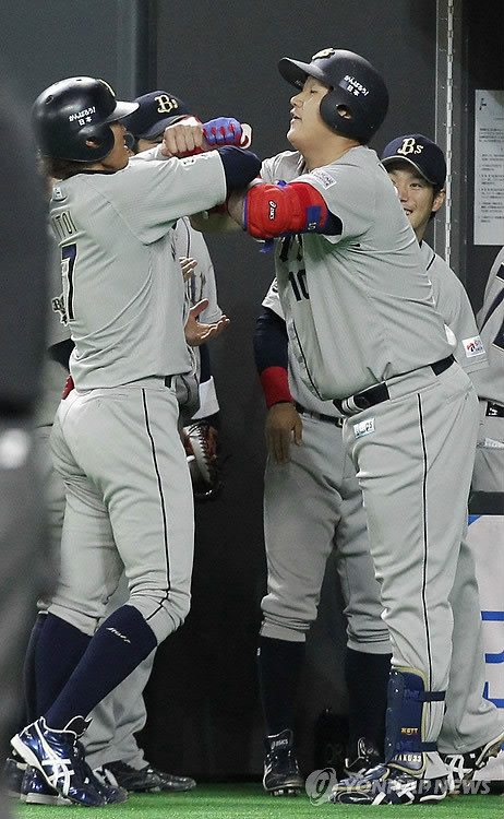 ▲ 동료와 재미있는 응원을 펼치고 있는 이대호 선수.ⓒ연합뉴스