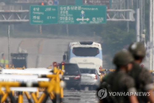 ▲ 남북 장관급 회담을 위한 실무접촉 우리측 대표단이 탑승한 차량이 9일 오전 통일대교에서 판문점으로 향하고 있다. ⓒ 연합뉴스