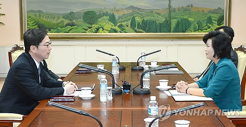 ▲ 남북 수석대표를 맡은 천해성 통일부 통일정책실장(왼쪽)과 김성혜 조국평화통일위원회(조평통) 서기국 부장이 9일 오전 판문점 우리측 평화의 집에서 남북 장관급 회담을 위한 실무접촉을 하고 있다. ⓒ 연합뉴스