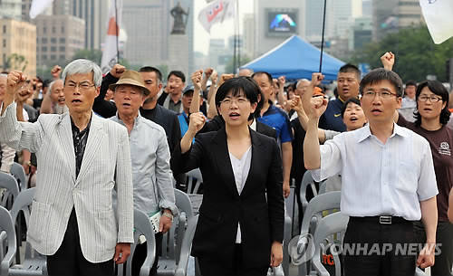 ▲ 8일 오후 광화문광장에서 열린 '제22회 민족민주열사, 희생자 범국민 추모제'에 참석한 통합진보당 이정희 대표 등이 임을 위한 행진곡을 부르고 있다. ⓒ연합뉴스