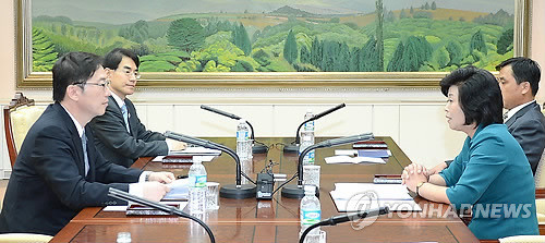 ▲ 남북 장관급 회담을 위한 실무접촉 남측 수석대표인 천해성 통일부 통일정책실장(왼쪽)과 북축 수석대표인 김성혜 조국평화통일위원회(조평통) 서기국 부장이 10일 오전 판문점 우리측 평화의 집에서 마지막 전체회의를 하고 있다. ⓒ연합뉴스