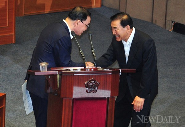 ▲ 왼쪽 정홍원 국무총리, 오른쪽 새누리당 이재오의원