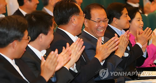 ▲ 황우여 새누리당 대표가 10일 오후 국회도서관에서 열린 에서 참석 의원들과 함께 박수치고 있다. ⓒ연합뉴스