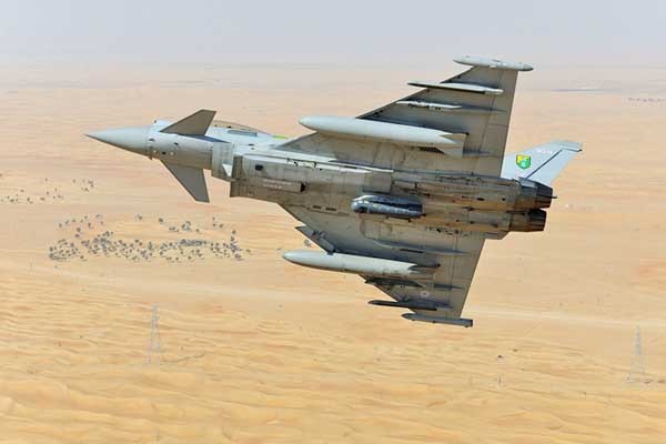 ▲ EADS의 '유로파이터 타이푼'. EADS는 "세계적으로 700여대가 팔린, 최고의 전투기"라고 자랑하지만, 개발 4개국이 도입하는 숫자를 빼면, 사우디아라비아, 오스트리아 정도만 채용했다(이들 국가와는 뇌물제공혐의 스캔들이 있었다). 오만은 중고기체를 도입했다고 한다.