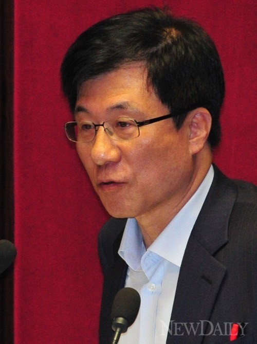 ▲ 황교안 법무부 장관을 상대로 국정원 검찰수사 개입의혹을 제기하고 있는 민주당 신경민 의원. ⓒ이종현 기자