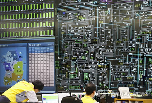 ▲ 전력수급 상황을 모니터링하는 한국전력거래소의 모습ⓒ연합뉴스