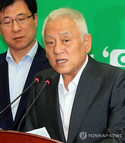 ▲ 김한길  대표가 11일 오전 국회 당대표실에서 국정원 불법대선개입사건과 관련, 긴급 기자회견을 열고 황교안 법무장관이 적법치 않은 개입을 했다며  제출을 검토하겠다고 밝히고 있다.ⓒ연합뉴스