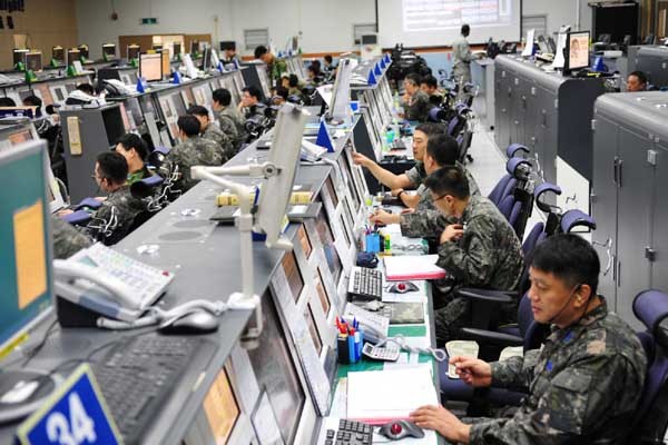 ▲ 한반도 영공을 감시·통제하는 MCRC 내부 모습.