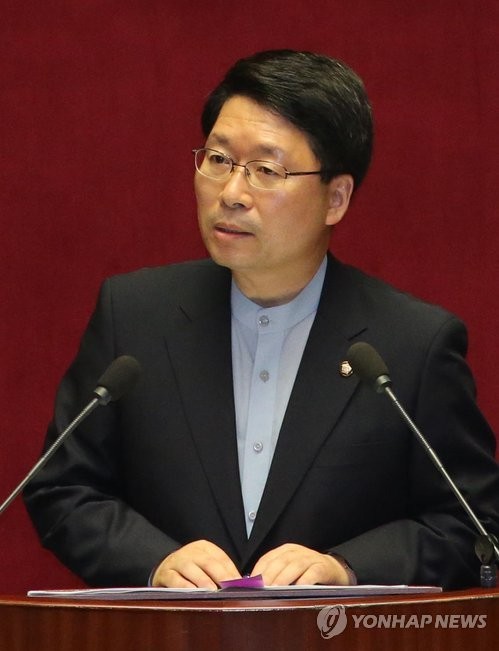 ▲ 10일 국회 비교섭단체 대표연설 도중 교학사 역사교과서를 비난한 오병윤 통진당 원내대표.ⓒ 연합뉴스