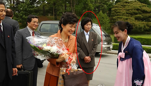 ▲ ⓒ사진은 지난 2002년 5월 14일 판문점에서 남한으로 귀환하는 박 대통령을 수행하는 김성혜/연합뉴스