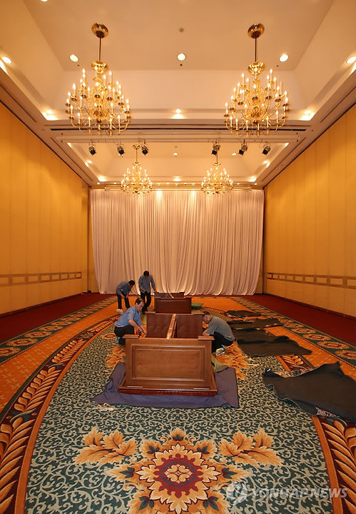 ▲ 11일 서울 서대문구 홍은동 에서 관계자들이 [남북당국회담] 준비에 분주한 모습. 북측의 일방적인 취소로 회담 준비는 헛수고가 됐다. ⓒ연합뉴스