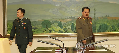 ▲ 2010년 9월 30일 판문점에서 열린 남북군사실무회담. 북한정책과장 문상균 대령(왼쪽)과 북한 리선권 대좌(오른쪽)가 회의를 끝내고 돌아서고 있다.ⓒ연합뉴스