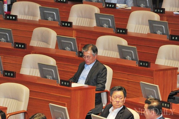 ▲ ⓒ졸고있는 문재인 의원