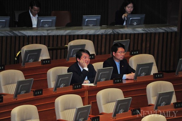 ▲ ⓒ졸고있는 문재인 의원