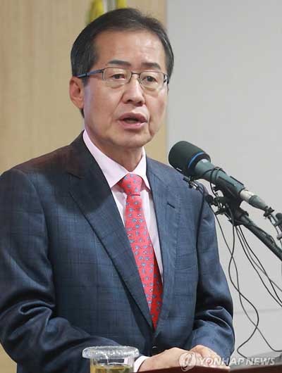 ▲ 진주의료원 폐쇄 문제에 대해 설명하는 홍준표 경남도지사. [사진: 연합뉴스]