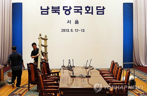 ▲ 북한이 격을 문제 삼아 [남북회담]을 취소함에 따라 12일 열릴 예정이던 회담이 무산됐다. 11일 오후, 회담 예정 장소였던 서울 서대문구 홍은동 에서 관계자들이 철수 작업을 하는 모습.ⓒ 연합뉴스