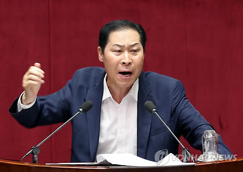 ▲ 13일 대정부 질문에서 새누리당 이노근 의원이 허위사실을 유포하고 있는 민주당 의원들을 비난하는 모습. ⓒ연합뉴스