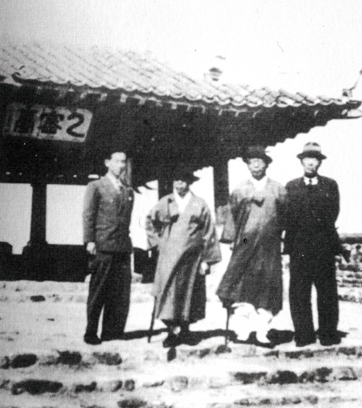 ▲ 김일성 만나러 평양에 간 김규식(왼쪽 두번째)과 김구.