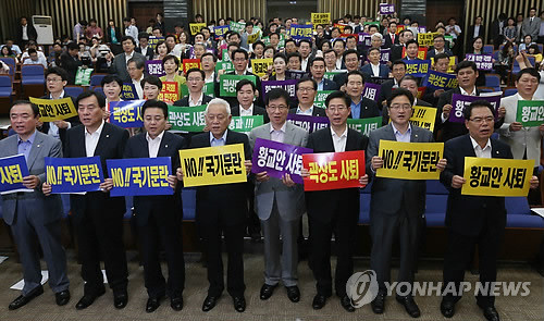 ▲ 13일 오전 국회의사당에서 열린 민주당 비상의원총회에 참석 의원들이 국정원의 [대선 개입 의혹]에 대한 진상규명을 요구하고 있다. ⓒ연합뉴스