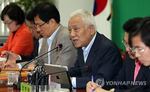 ▲ 김한길 민주당 대표가 14일 오전 국회 민주당 당대표실에서 열린 최고위원회의에서 모두발언을 하고 있다.ⓒ연합뉴스