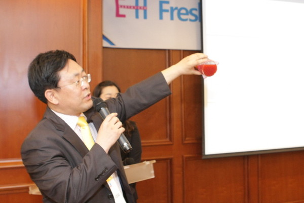 ▲ J&C 글로벌 지영호 대표가 직접 제품 시연을 하고 있다.