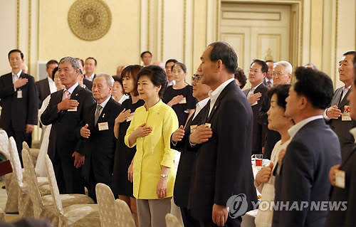 ▲ 박근혜 대통령이 14일 청와대 영빈관에서 열린 <국가유공자 및 유족 초청 오찬> 행사에서 국기에 대한 경례를 하고 있다. ⓒ연합뉴스