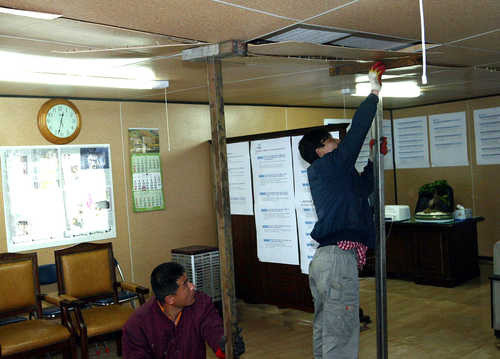 ▲ 2004년 4월 한나라당 대표실로 쓰이는 여의도 천막당사 컨테이너 지붕이 내려앉아 작업인부들이 급히 보수하고 있는 모습. ⓒ연합뉴스